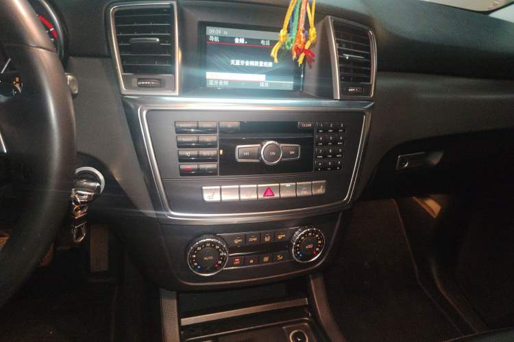 Used Mercedes-Benz M-Class 2015 ML 320 4MATIC Audio And AC Panel