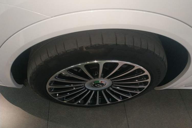 Used Hima AITO M8 2025 Extended-Range Ultra Version 53.4 kWh 6-Seater Edition Left Front Wheel Hub