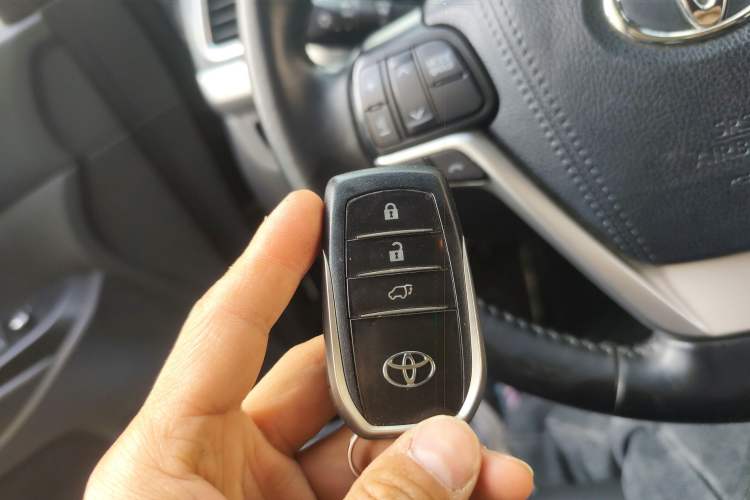 Used Toyota Highlander 2018 2.0T Four-Wheel Drive Prestige Version 7 Seats China VI Standard Vehicle Key