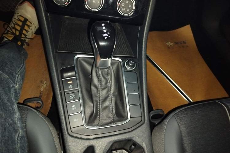 Used Volkswagen Sagitar 2024 200TSI DSG Flyover Edition Gear Lever