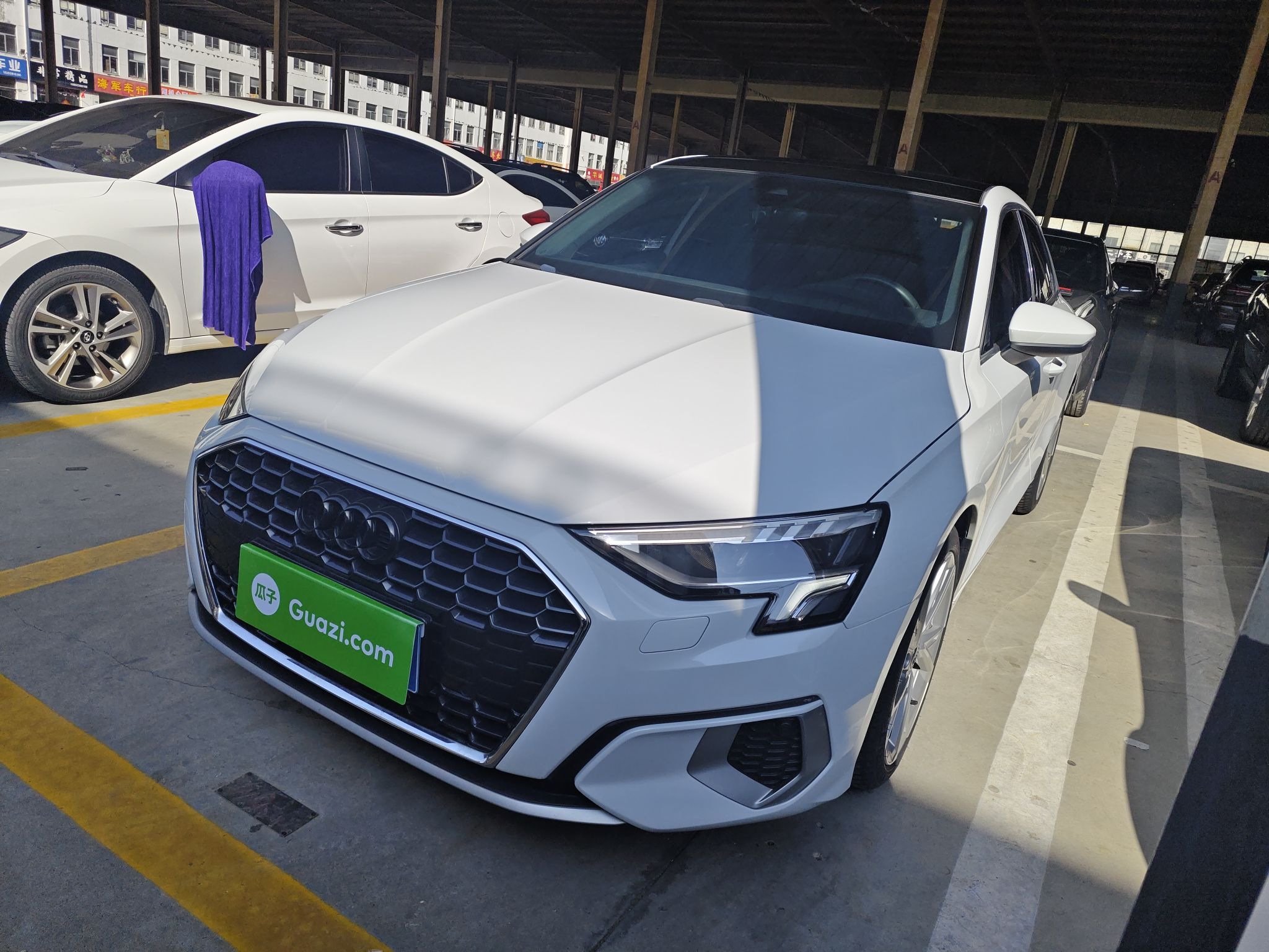 Под передней частью автомобиля