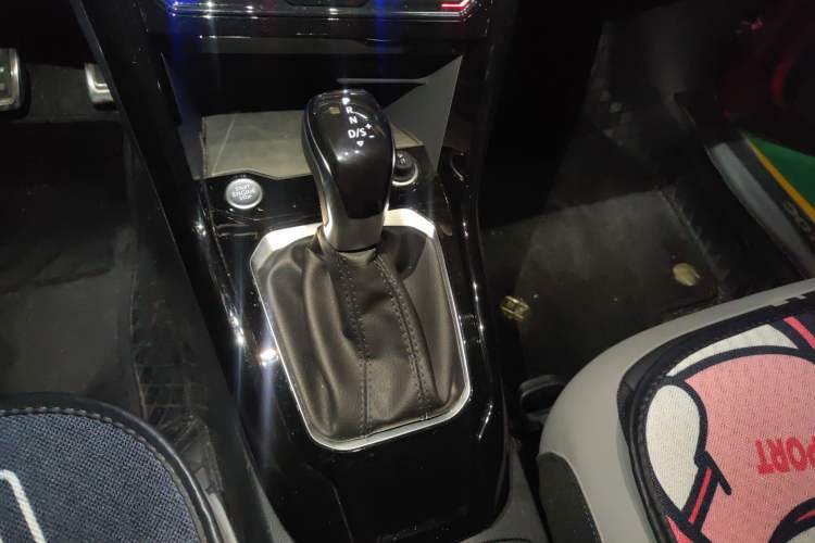 Used Volkswagen T-ROC 2023 300TSI DSG Two-Wheel-Drive Chen Guang Edition