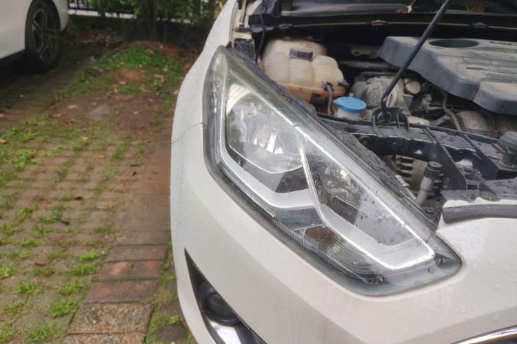 Used Ford Escort 2015 1.5L Automatic Fashion Model Right Front Headlight