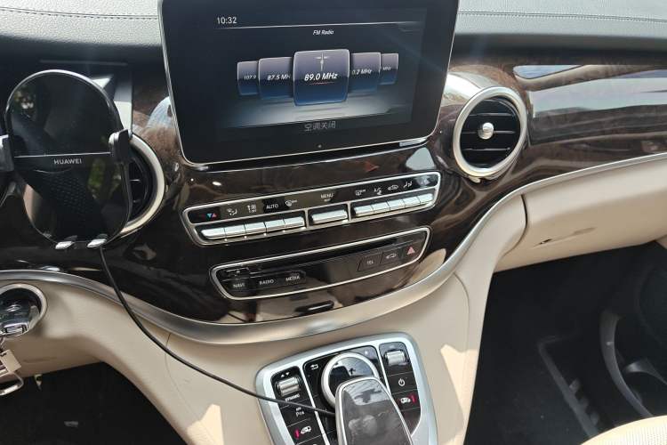 Used Mercedes-Benz V-Class 2018 V 260 L Prestige Extended Version China VI Audio And AC Panel