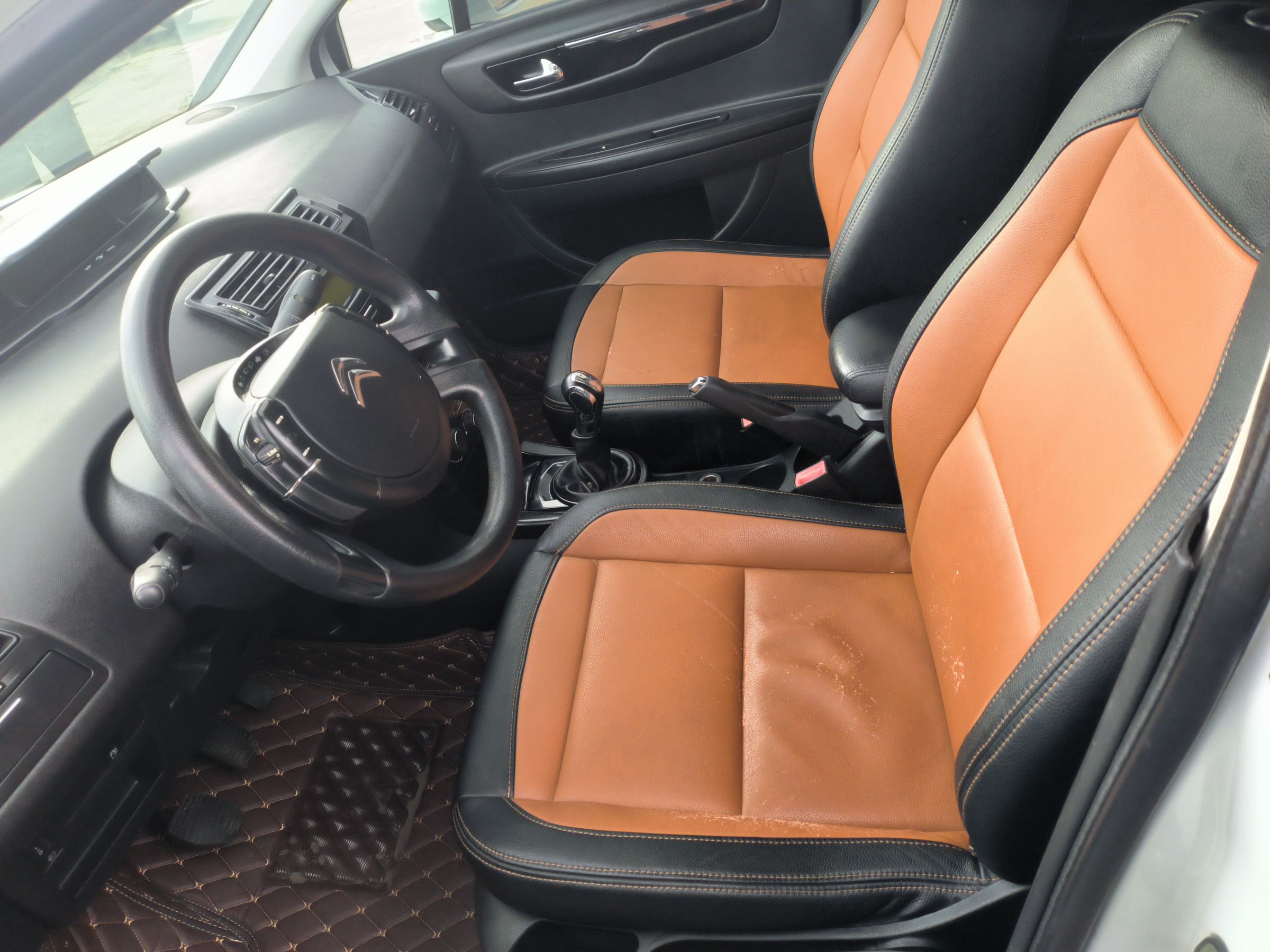 Переднее сиденье в автомобиле