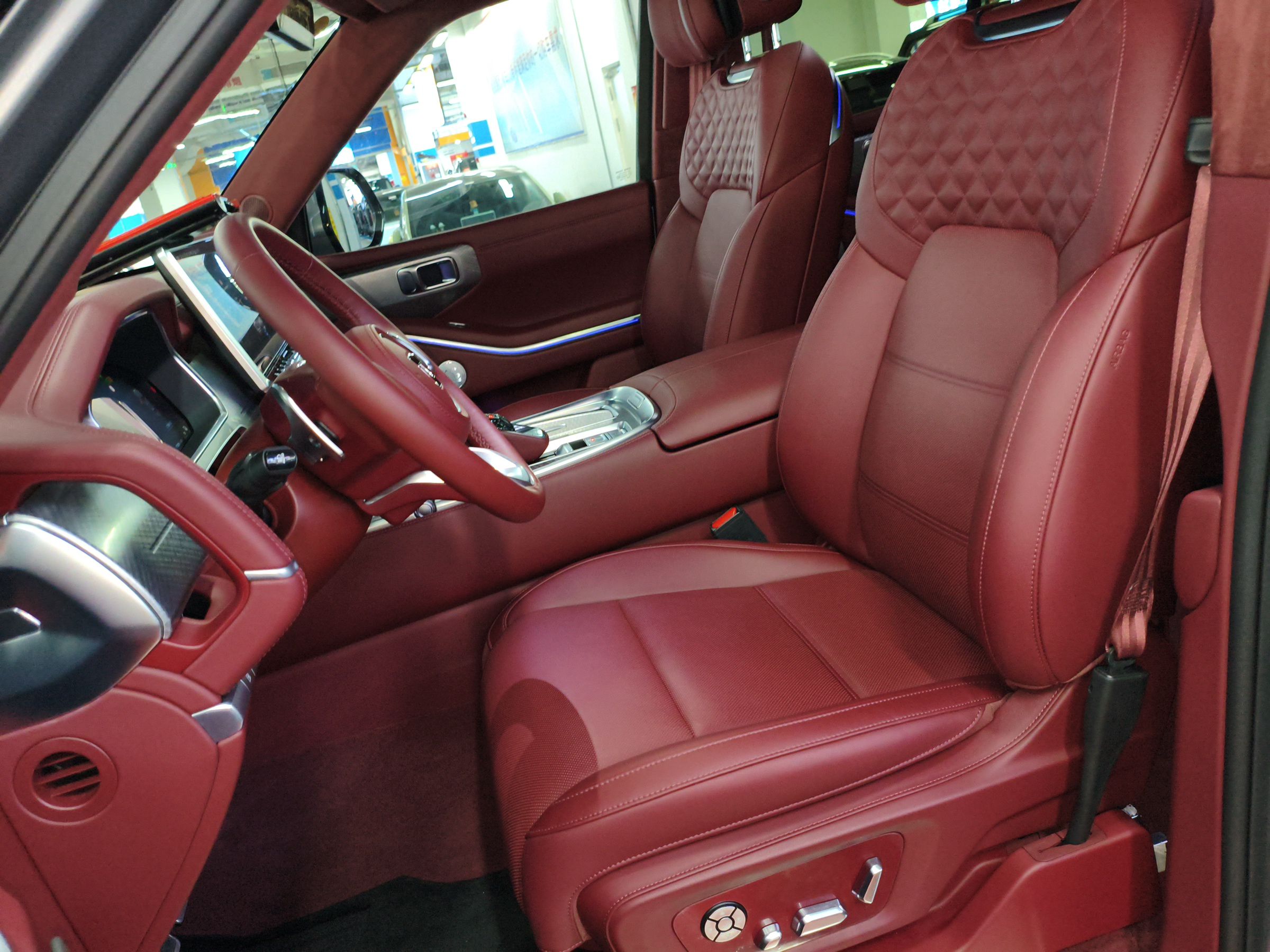 المقاعد الأمامية داخل السيارة