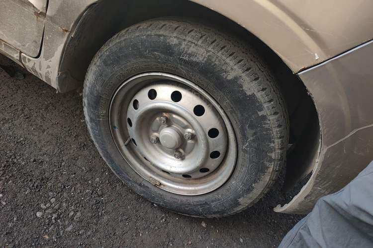 Used Wuling Hongguang V 2019 1.5L Jingqu Edition Sealed-Window Vehicle China VI LAR Right Front Wheel Hub