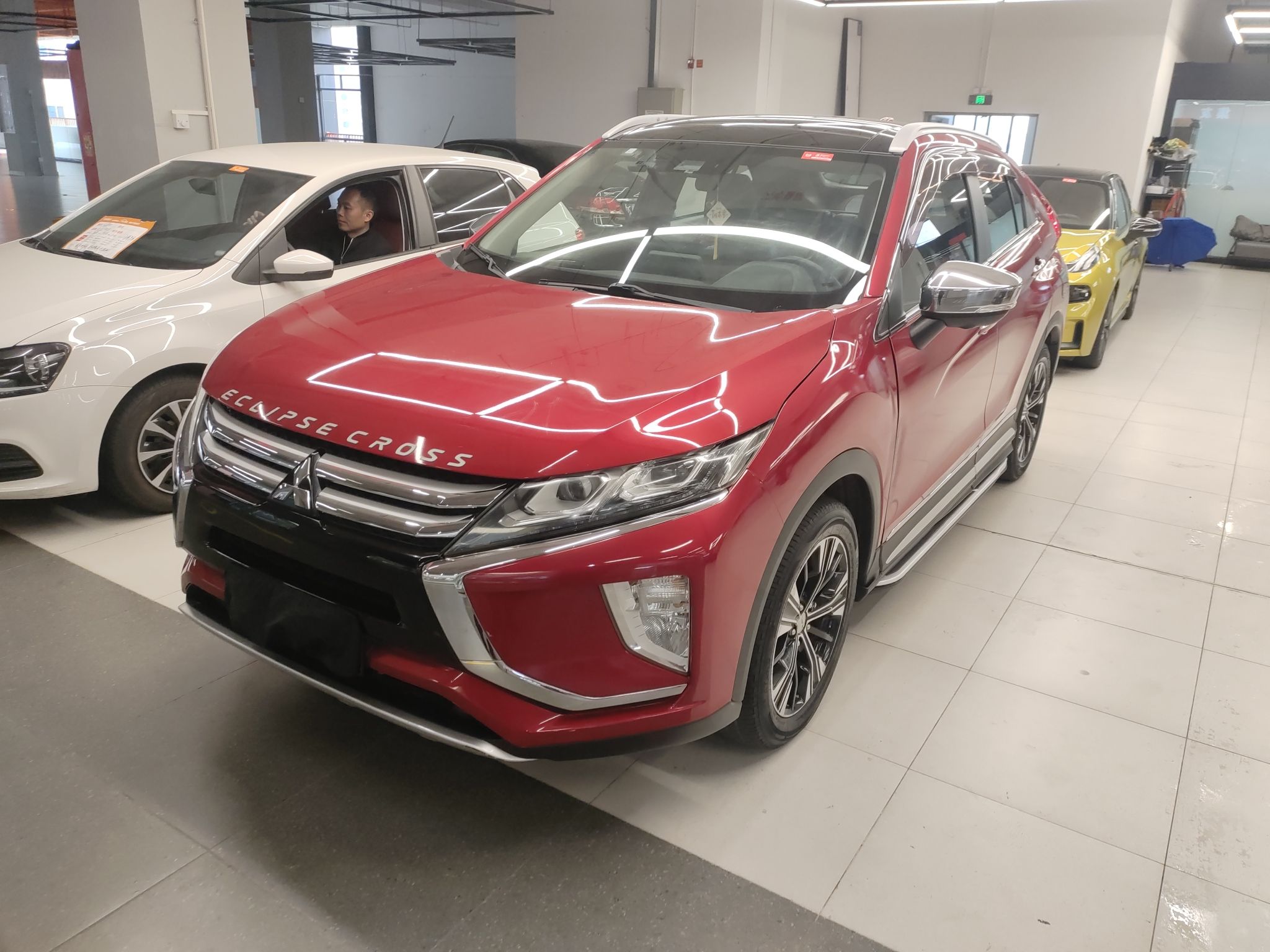 تحت مقدمة السيارة