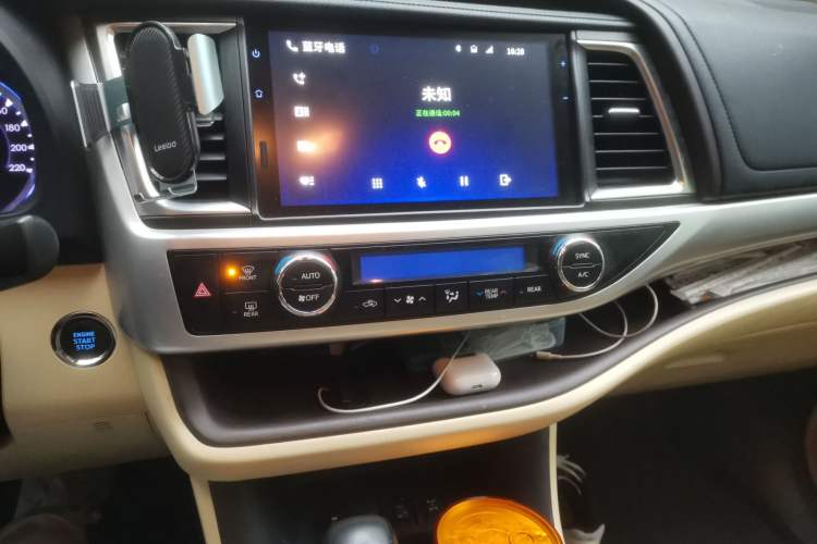 Used Toyota Highlander 2018 2.0T Four-Wheel Drive Prestige Version 7 Seats China VI Standard Audio And AC Panel