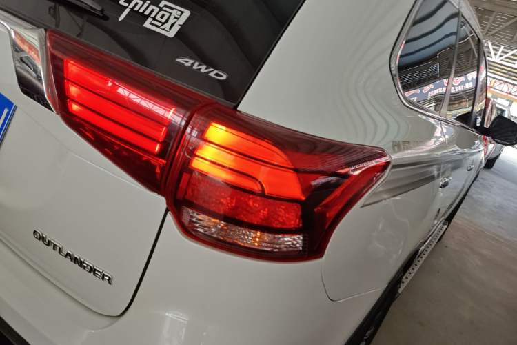 Used Mitsubishi Outlander 2016 2.4L 4x4 Luxury Edition 7-Seater
