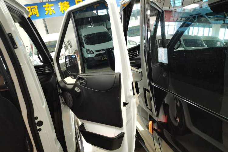 Used JMC Fushun 2025 2.0T 6MT Diesel Short-Wheelbase Low-Roof Commercial Multi-Purpose Passenger Vehicle with 5/6 Seats and Twin-Swing Tailgate

