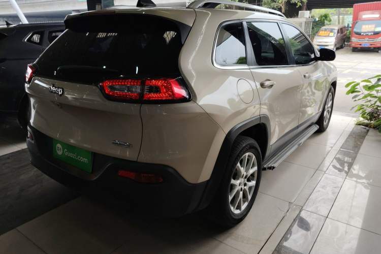 Used Jeep Cherokee 2016 2.0L Superior Edition