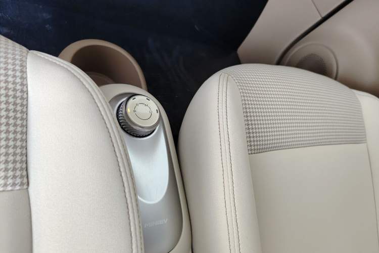 Used Wuling Hongguang MINIEV 2025 Four-Door Version Zhenxiang+ Edition Gear Lever