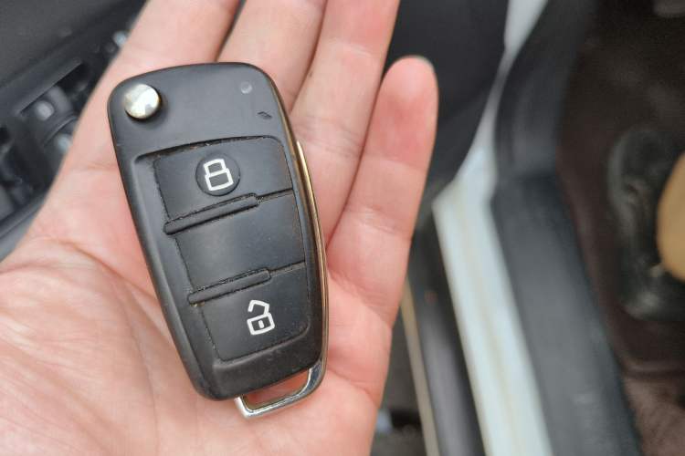 Used Isuzu JLM 2020 2.5T Two-Wheel Drive Diesel Leading-Edge Version JE4D25Q6A Meeting China VI Emission Standards