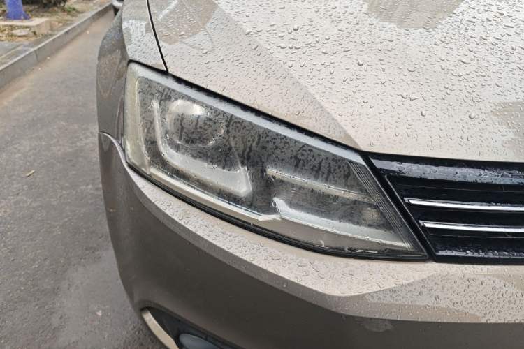 Used Volkswagen Sagitar 2014 1.6L Manual Comfort Model Right Front Headlight