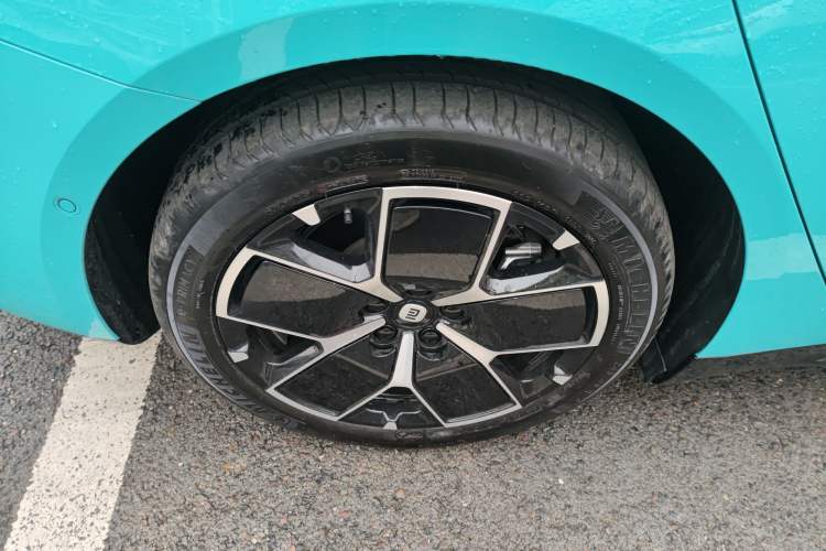 Used Xiaomi Auto SU7 2024 Rear-Drive Ultra-Long Range Advanced Pro-Level Intelligent Driving Version Right Rear Wheel Hub
