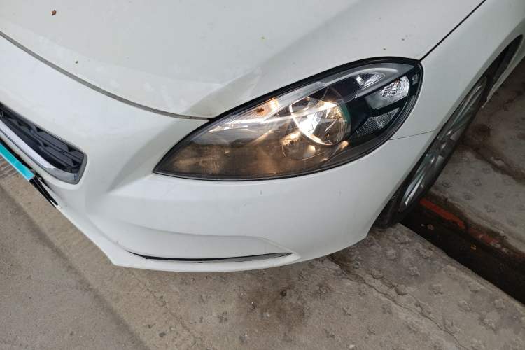 Used Volvo V40 2014 2.0T Zhiyi Version
