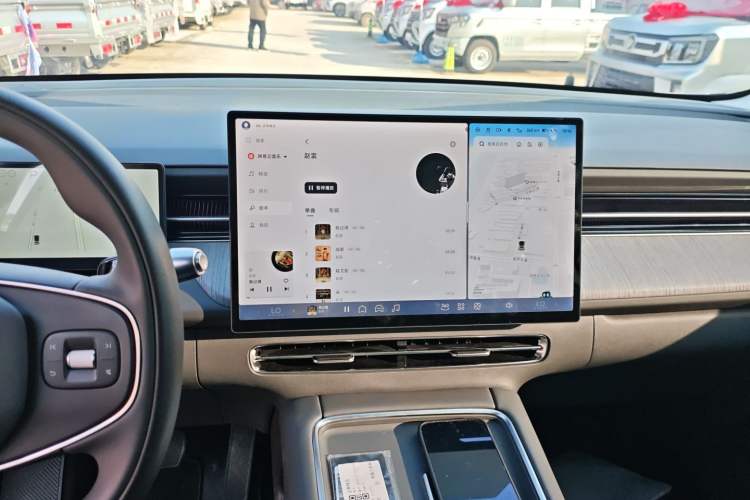 Used XPeng G6 2025 625 Long-Range Max Flagship Edition Audio And AC Panel