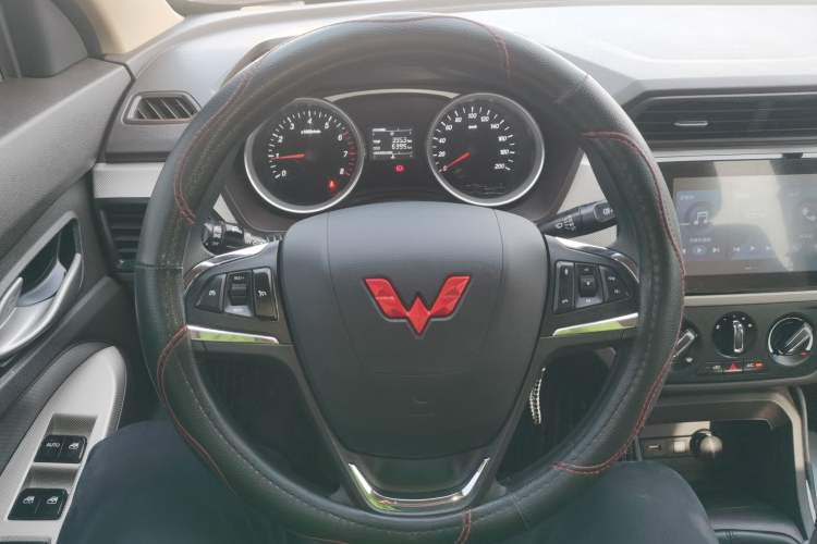 Used Wuling Hongguang 2021 1.5L Facelifted S Comfort Version with Electric Power Steering LAR Steering Wheel