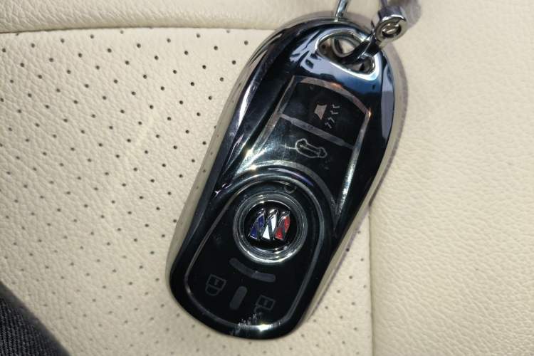 Used Buick GL8 2023 Land Executive Class 652T Luxury Model
