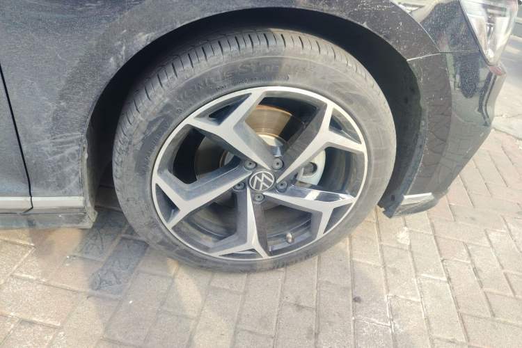 Used Volkswagen Magotan 2023 2 Million Units Commemorative Edition 330TSI DSG Luxury Version Right Front Wheel Hub