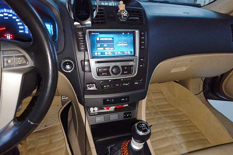 Used BYD G6 2013 1.5TI Manual Luxury Model Audio And AC Panel