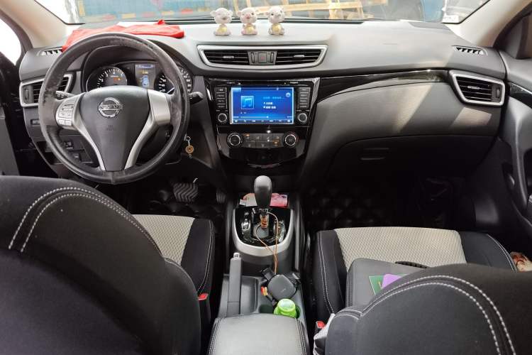 Used Nissan Qashqai 2016 2.0L CVT Elite Edition Center Console