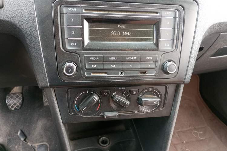 Used Volkswagen Santana 2015 1.4L Manual Fashion Edition Audio And AC Panel