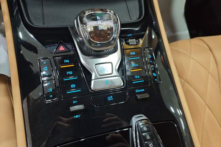 Used Denza D9 2025 DM-i Intelligent Drive 1020 Four-Wheel Drive Prestige Model
