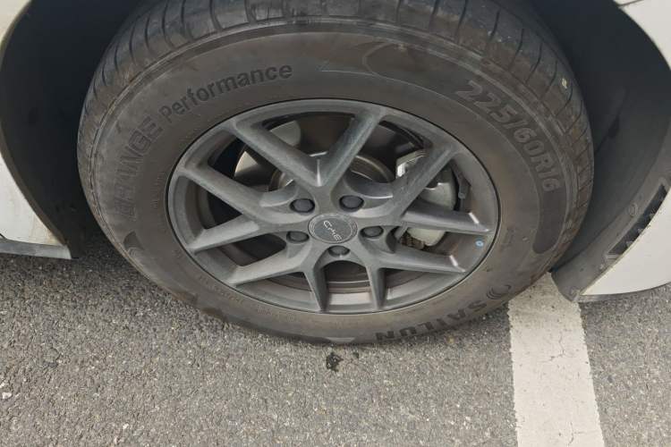 Used BYD Seal 06 New Energy 2024 DM-i 80KM Prestige Model Right Front Wheel Hub