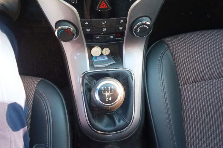 Used Chevrolet Cruze 2013 Hatchback 1.6L Manual Luxury Model Gear Lever