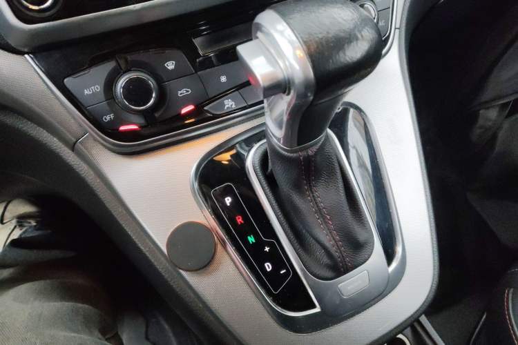 Used Haval M6 2017 1.5T Automatic Two-Wheel Drive Prestige Model Gear Lever