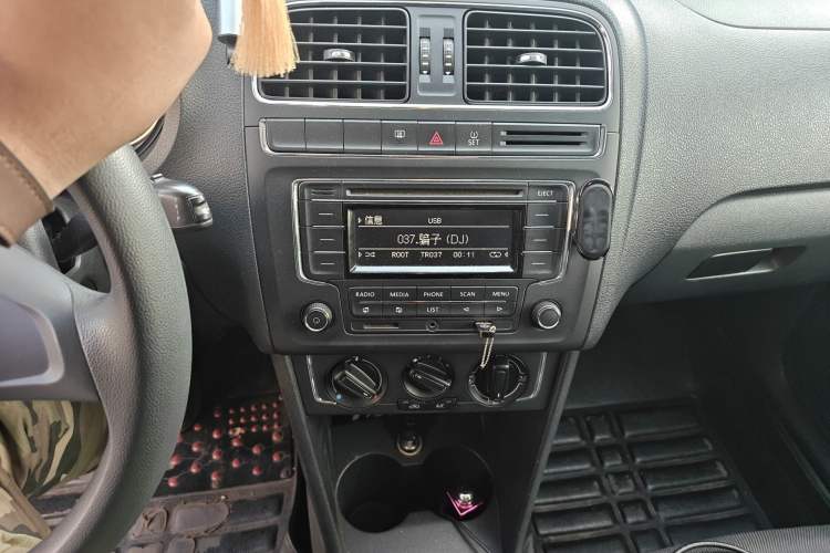 Used Volkswagen Polo 2014 1.4L Manual Comfort Edition Audio And AC Panel