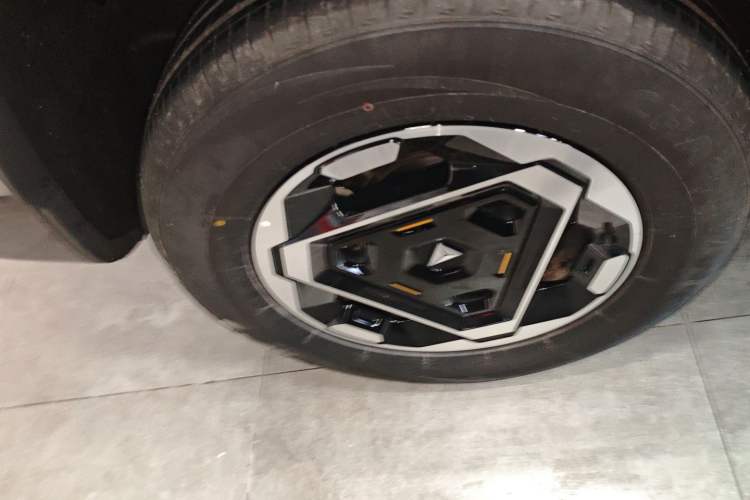 Used Deepal G318 2025 Worry-Free Cross-Country Edition Four-Wheel Drive Distant Mountains Version
