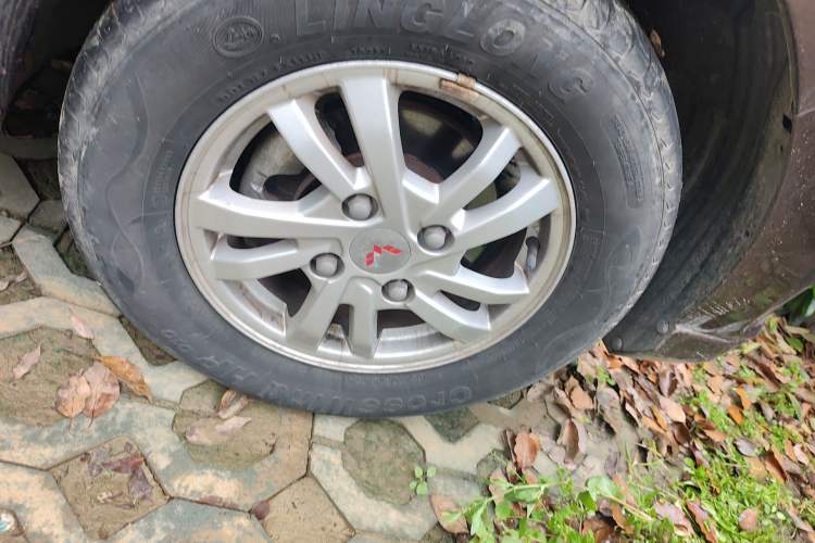 Used Wuling Hongguang 2021 1.5L S Standard Version LAR Right Front Wheel Hub