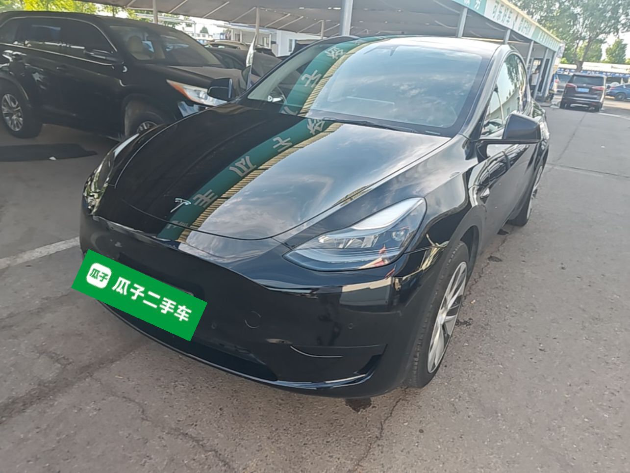Sob a frente do carro