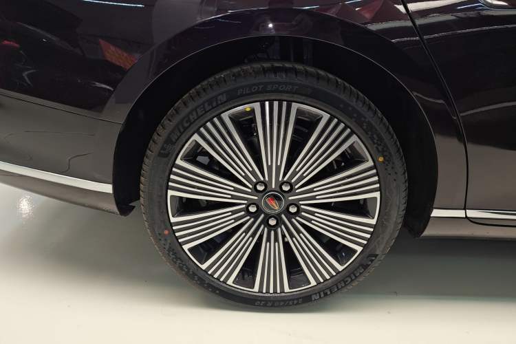 Used Hongqi H9 2025 Model Facelifted 2.0T Two-Wheel Drive Flag-Style Luxury Business Edition, 5 Seats