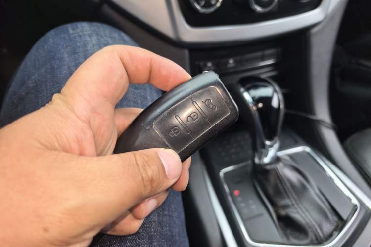 Used JMC Yusheng S350 2014 2.4T Automatic 2WD Diesel Luxury Version with Sunroof 7 Seats Vehicle Key