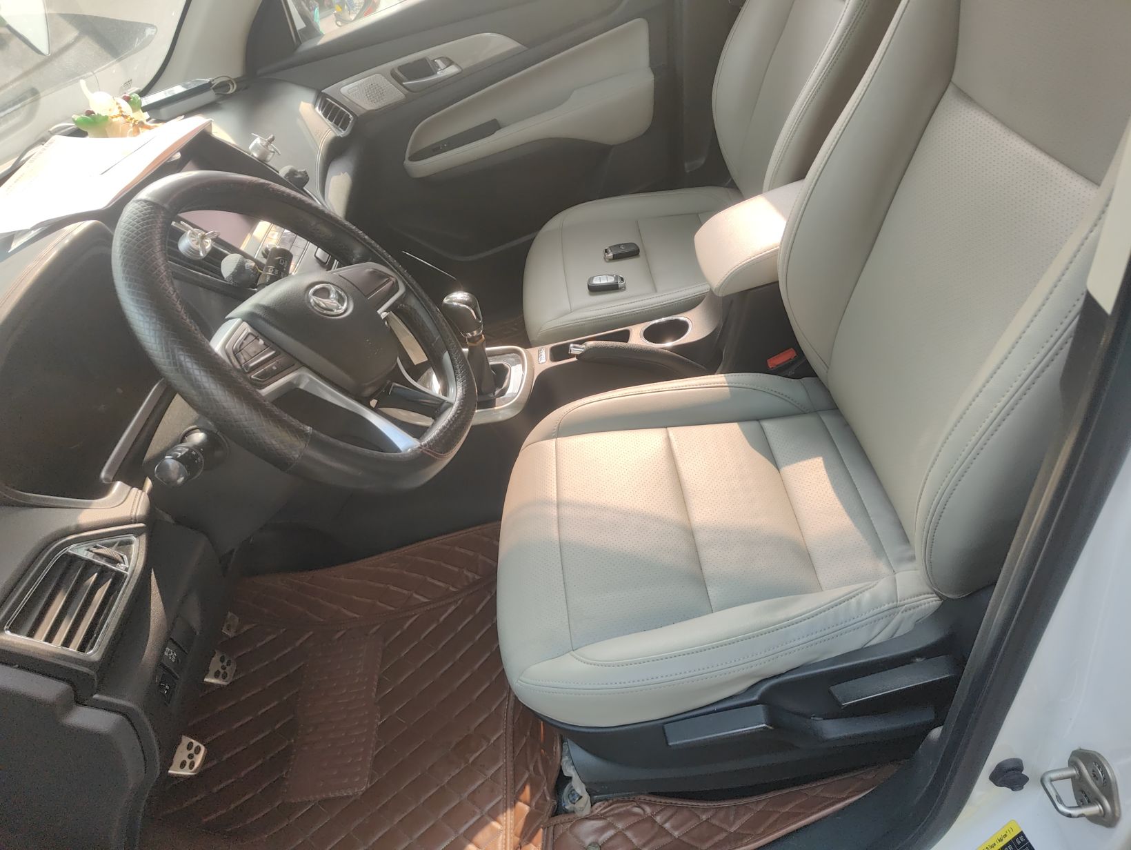 المقاعد الأمامية داخل السيارة