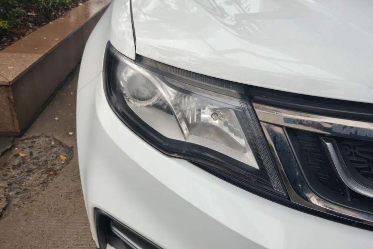 Used Geely Auto Emgrand X7 Sport 2018 2.0L Manual Two-Wheel Drive Zhiya Version Right Front Headlight