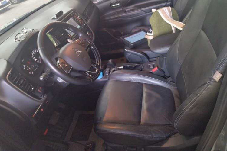 Used Mitsubishi Outlander 2016 2.4L 4x4 Elite Edition 5 Seats Left Front Seat