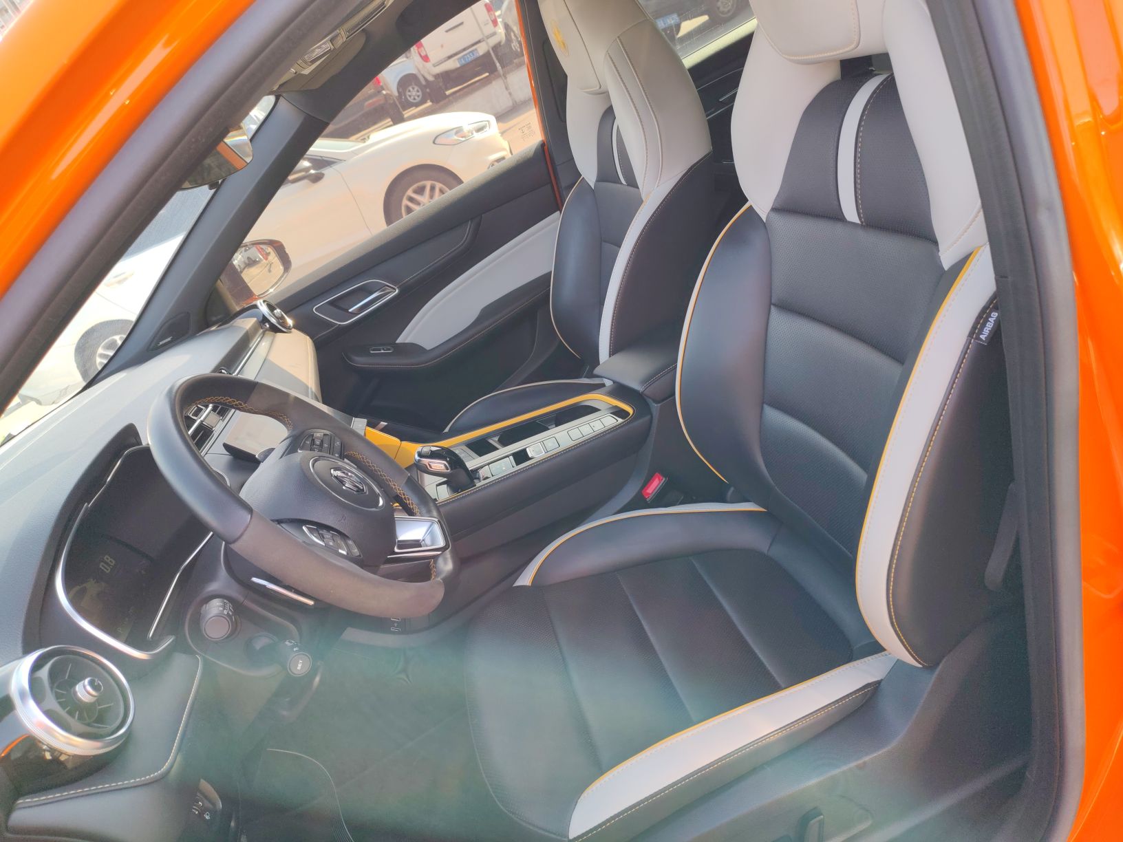 Переднее сиденье в автомобиле