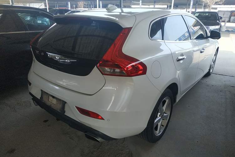 Used Volvo V40 2017 T3 Smart Edition