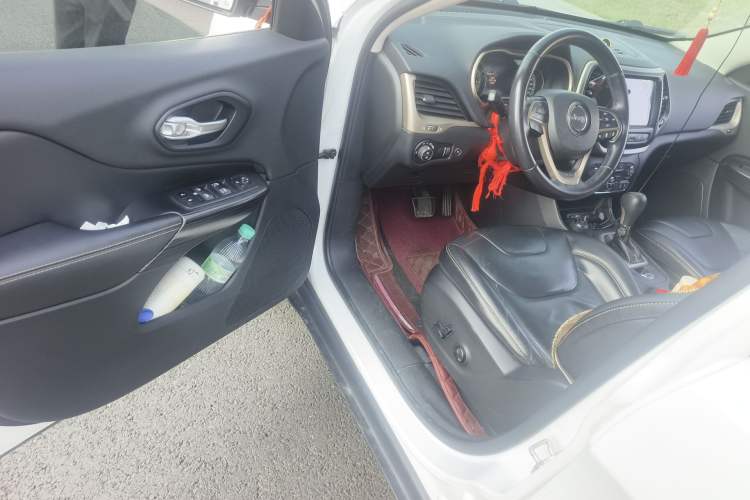 Used Jeep Cherokee 2014 2.4L Luxury Edition Driver Seat