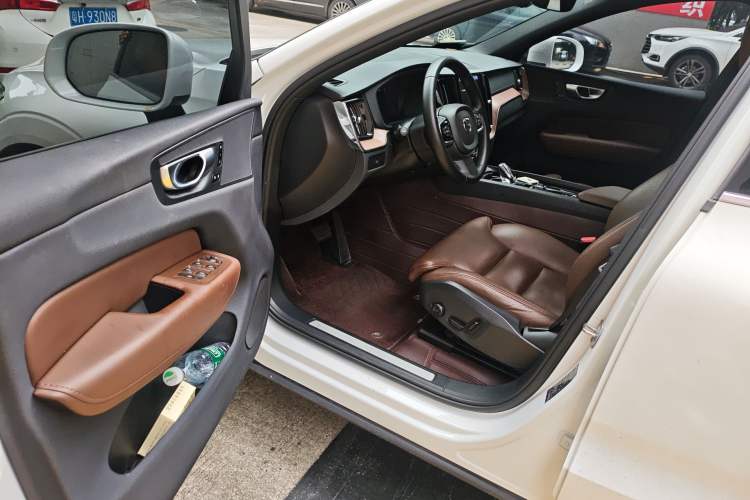 Used Volvo XC60 2023 B5 4x4 Smart Luxury Edition
