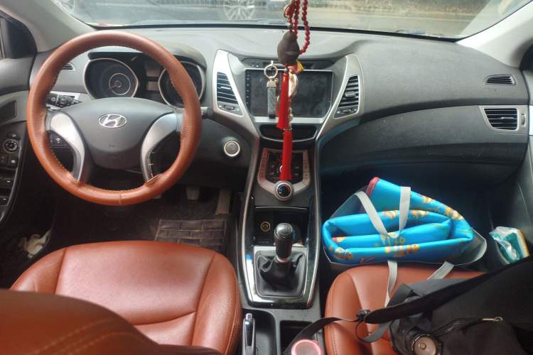 Used Hyundai Elantra (5th Generation / Langdong) 2015 1.6L Manual Leading Model Center Console
