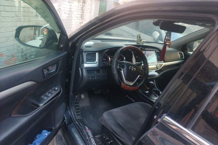 Used Toyota Highlander 2018 2.0T Four-Wheel Drive Luxury Edition 7 Seats China V Emission Standard Interior 3