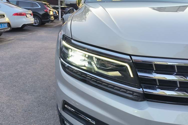 Used Volkswagen Tiguan L 2017 380TSI Automatic All-Wheel-Drive Luxury Edition Right Front Headlight