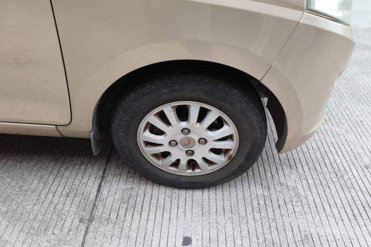 Used Wuling Rongguang V 2015 1.5L Standard Version Right Front Wheel Hub