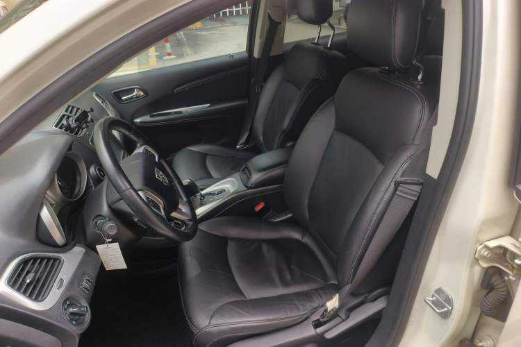 Used Dodge Journey 2013 2.4L Two-Wheel Drive Luxury Version Left Front Seat